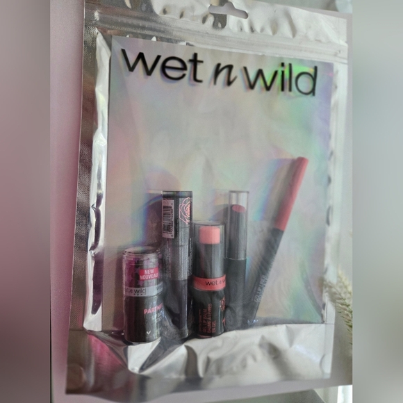 Wet n Wild Red & Pink Lip Pout Kissable 5 Piece Set - Picture 1 of 4